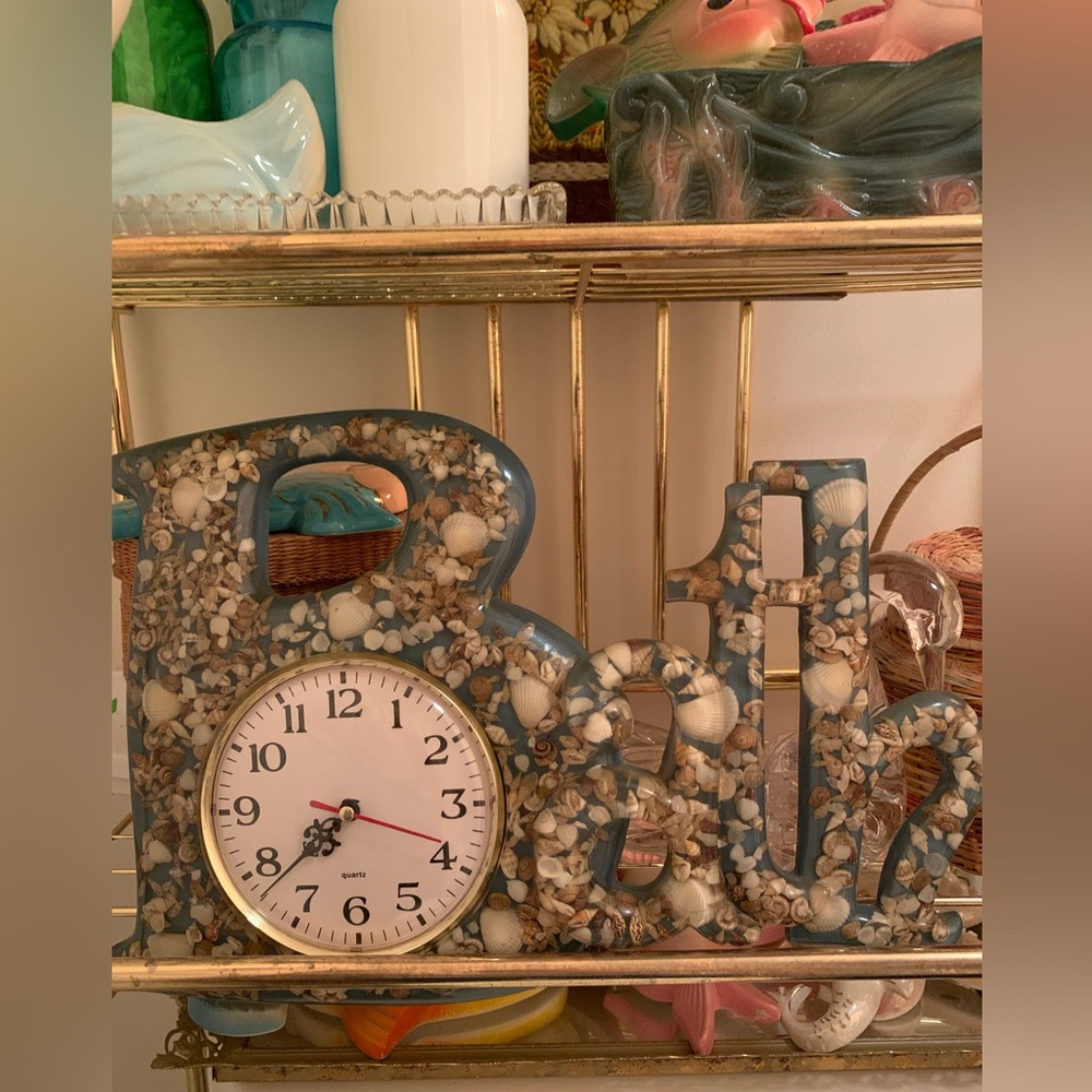 Seashell Bath Wall Clock/ clock doesn’t work 15 x 10 1/2.